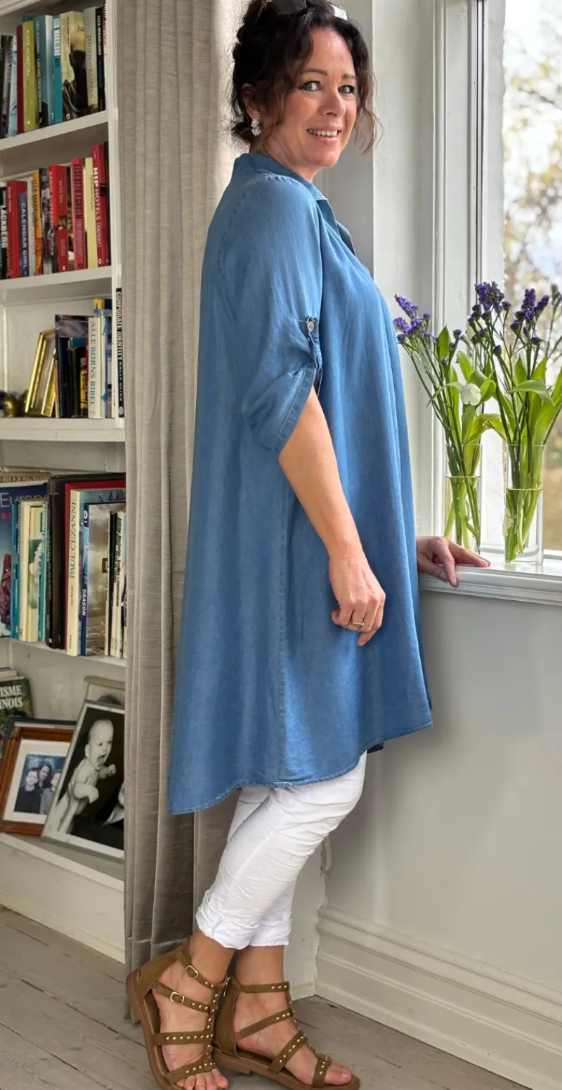 Jeanie denimkjole med krave og vidde medium jeans LikeLondon