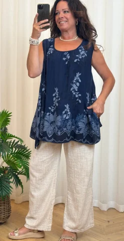 Jennie top med mønster og broderi anglaise i ryggen navy LikeLondon