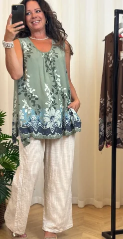 Jennie top med mønster og broderi anglaise i ryggen khaki LikeLondon