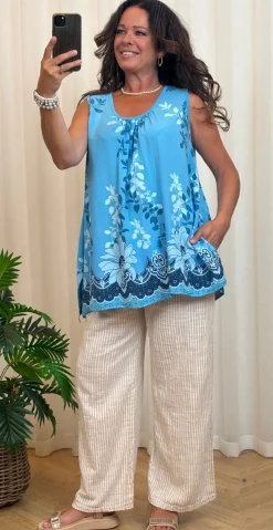 Jennie top med mønster og broderi anglaise i ryggen sky blue LikeLondon