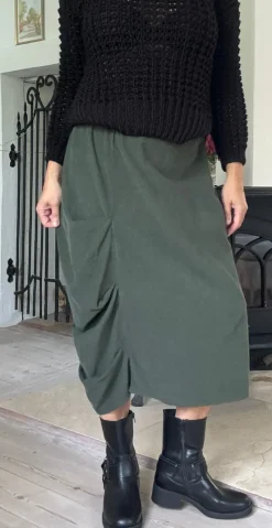 Jenny nederdel i fløjl med draperet effekt army LikeLondon