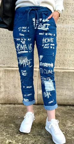 Jodie buks med skrift lys denim LikeLondon