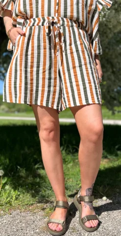 Judith shorts med striber army/camel LikeLondon