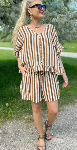 Judith shorts med striber army/camel LikeLondon