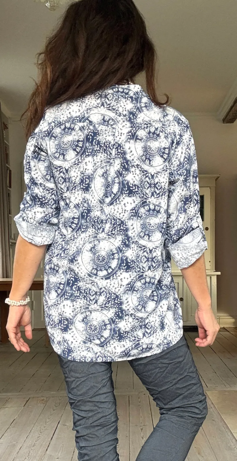 Judy skjortebluse med cirkelmønster hvid LikeLondon