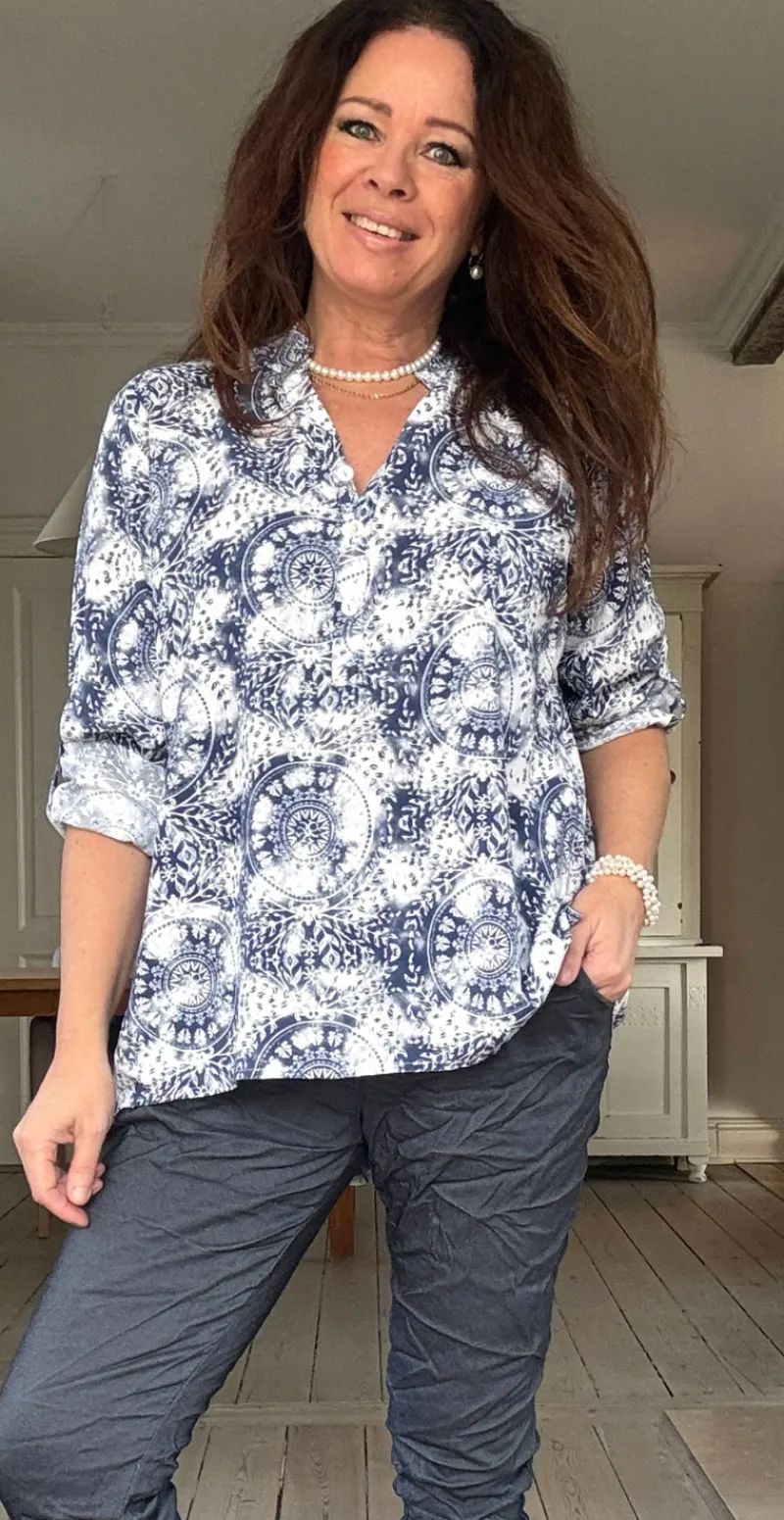 Judy skjortebluse med cirkelmønster hvid LikeLondon