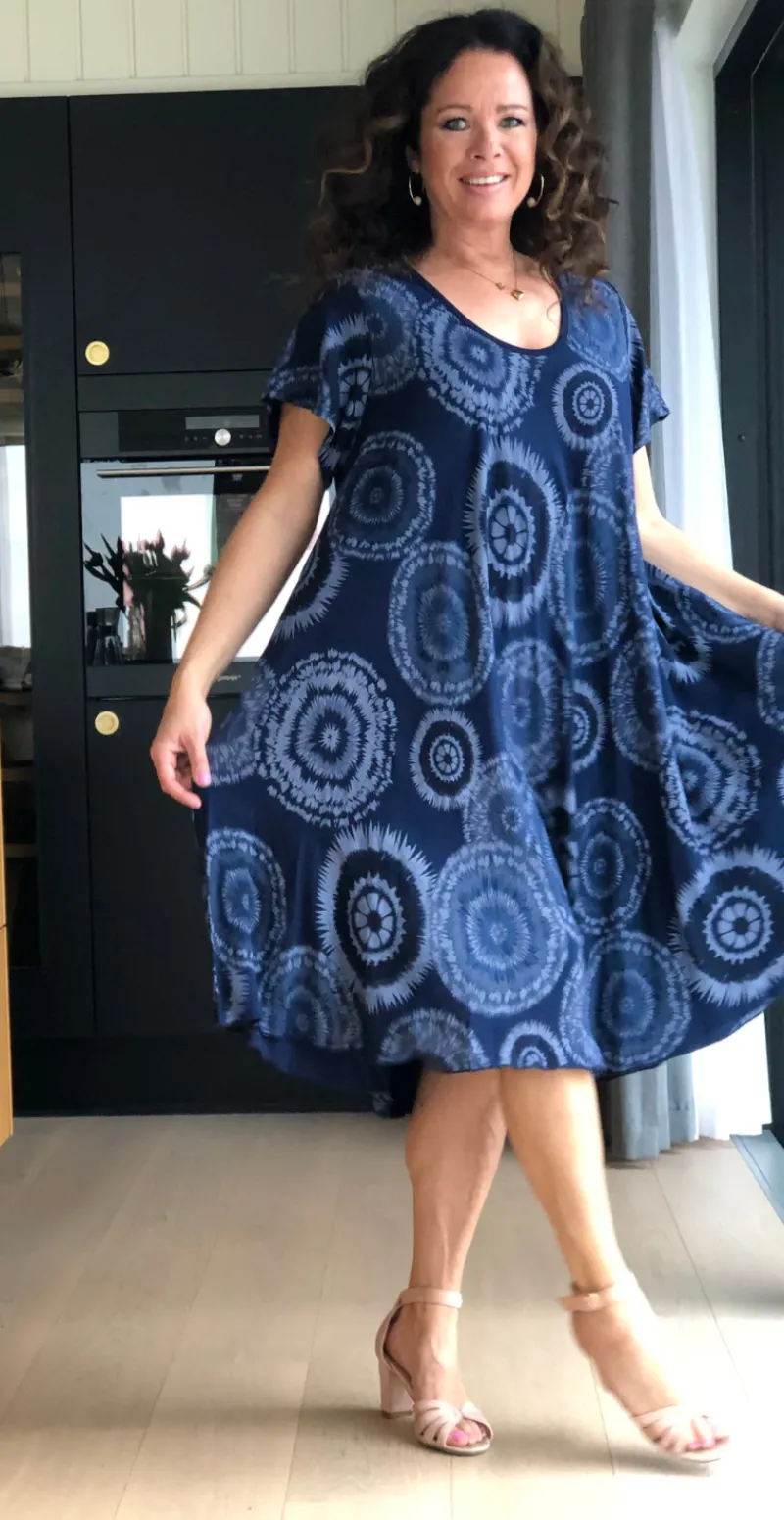 June A-formet kjole med cirkel mønster navy LikeLondon