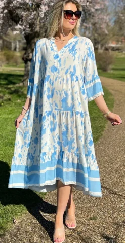 Kammy kjole med malerisk mønster lysblå LikeLondon