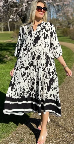 Kammy kjole med malerisk mønster sort LikeLondon