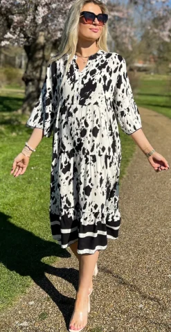 Kammy kjole med malerisk mønster sort LikeLondon