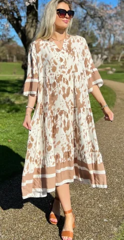 Kammy kjole med malerisk mønster camel LikeLondon