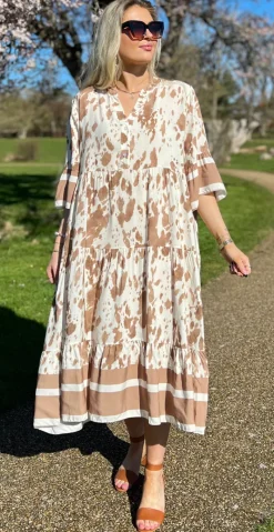 Kammy kjole med malerisk mønster camel LikeLondon