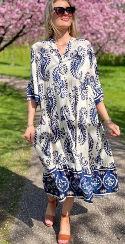 Kammy kjole med paisley mønster og stolpelukning navy LikeLondon