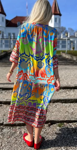 Kammy kjole med store blomster sort LikeLondon