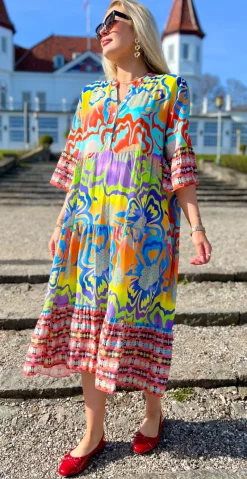 Kammy kjole med store blomster sort LikeLondon