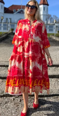 Kammy kjole med tie dye rød LikeLondon