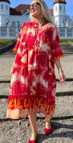 Kammy kjole med tie dye rød LikeLondon