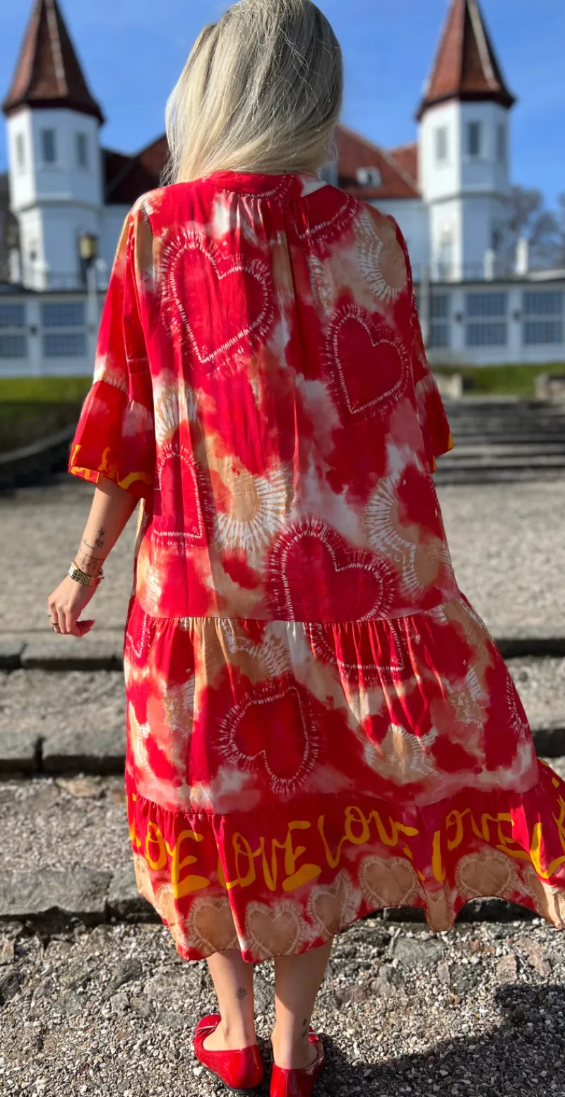 Kammy kjole med tie dye rød LikeLondon
