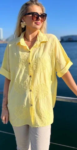 Katharina skjorte med blomsterbroderi gul LikeLondon