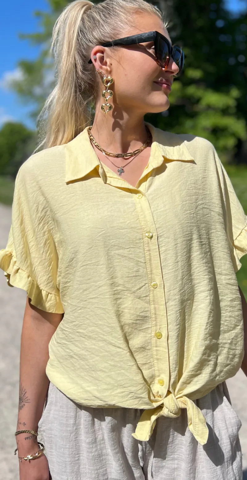 Kylie bluse med bindebånd gul LikeLondon