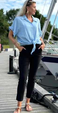 Kylie bluse med bindebånd sky LikeLondon