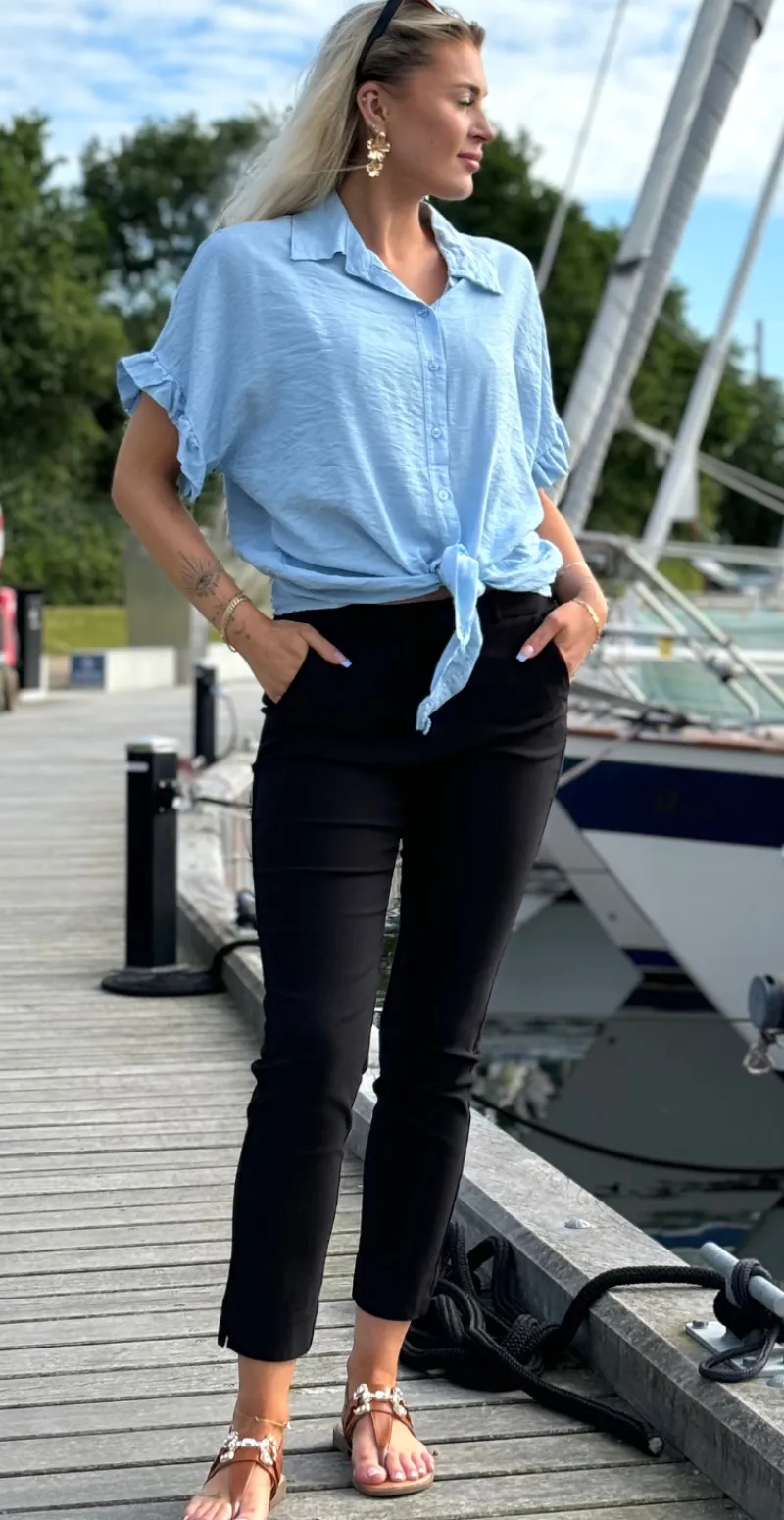 Kylie bluse med bindebånd sky LikeLondon
