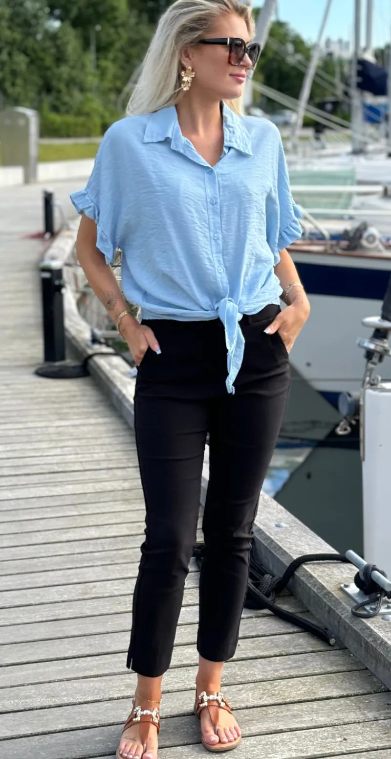 Kylie bluse med bindebånd sky LikeLondon