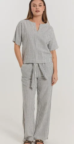 Lavisco hørbluse med v-hals offwhite w. navy