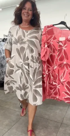 Lian kjole med print, træknapper og lommer beige LikeLondon