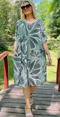 Lian kjole med print, træknapper og lommer khaki LikeLondon