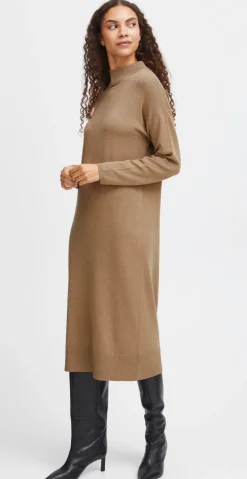 Lissy strikkjole med rullekrave sepia tint