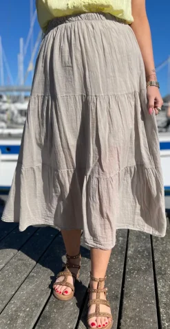Lois nederdel med peplum sand LikeLondon
