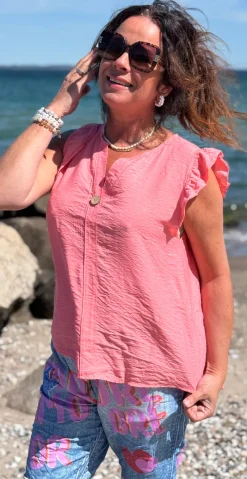 Lotus bluse med flæse detaljer koral LikeLondon