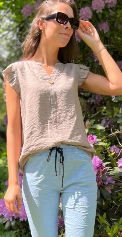 Lotus bluse med flæse detaljer mocca LikeLondon