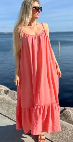 Lydia stropkjole med peplum koral LikeLondon