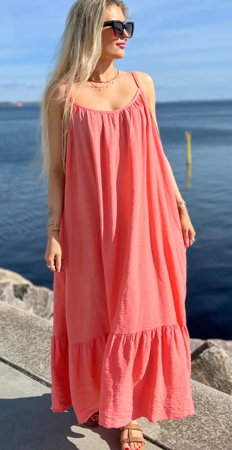 Lydia stropkjole med peplum koral LikeLondon