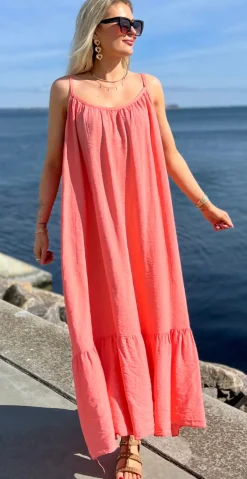 Lydia stropkjole med peplum koral LikeLondon