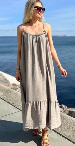 Lydia stropkjole med peplum mocca LikeLondon