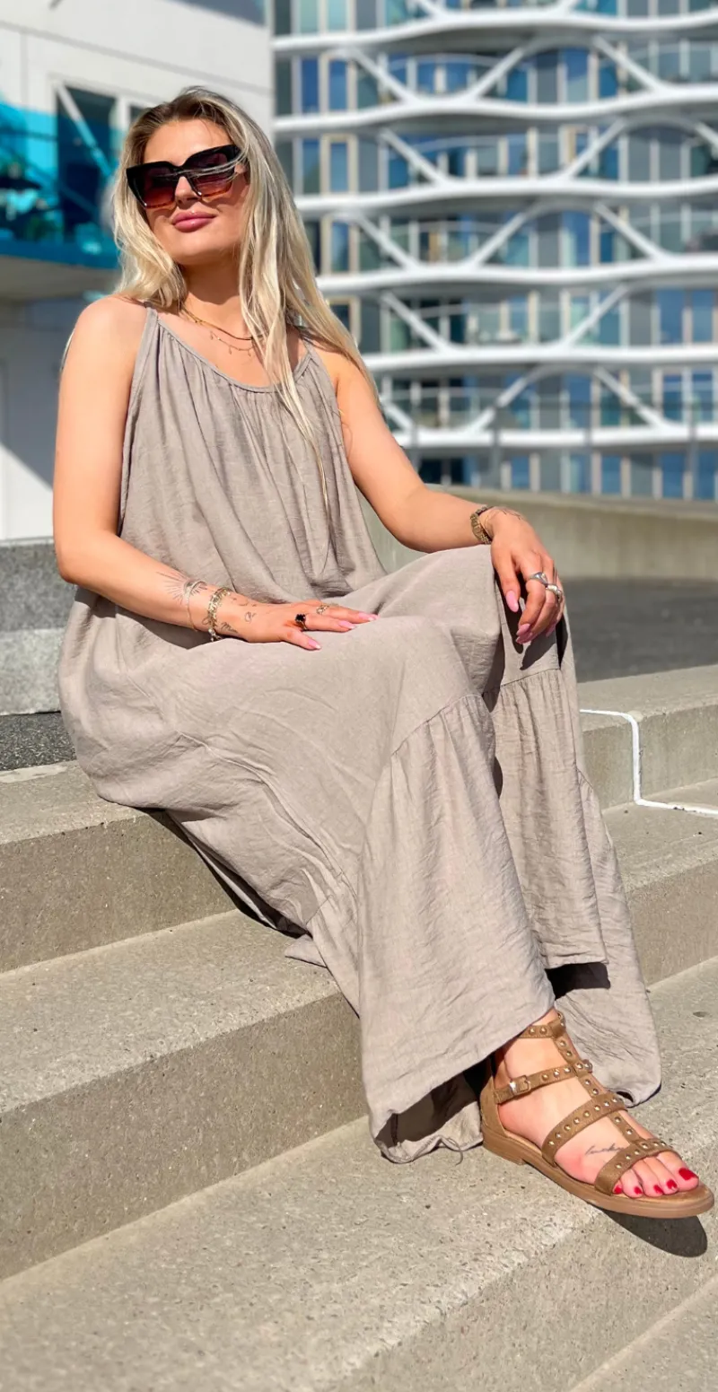 Lydia stropkjole med peplum mocca LikeLondon