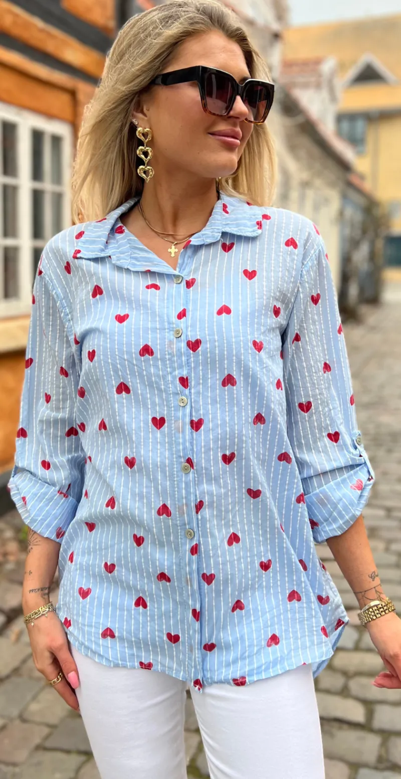 Lynett skjortebluse med hjerter sky LikeLondon