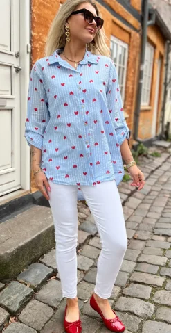 Lynett skjortebluse med hjerter sky LikeLondon