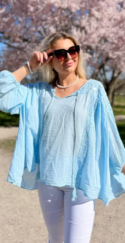 Macha bluse med blonde- og pailletmønster lysblå LikeLondon