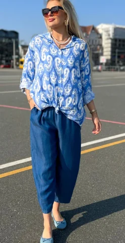 Mae skjortebluse med mønster blå LikeLondon