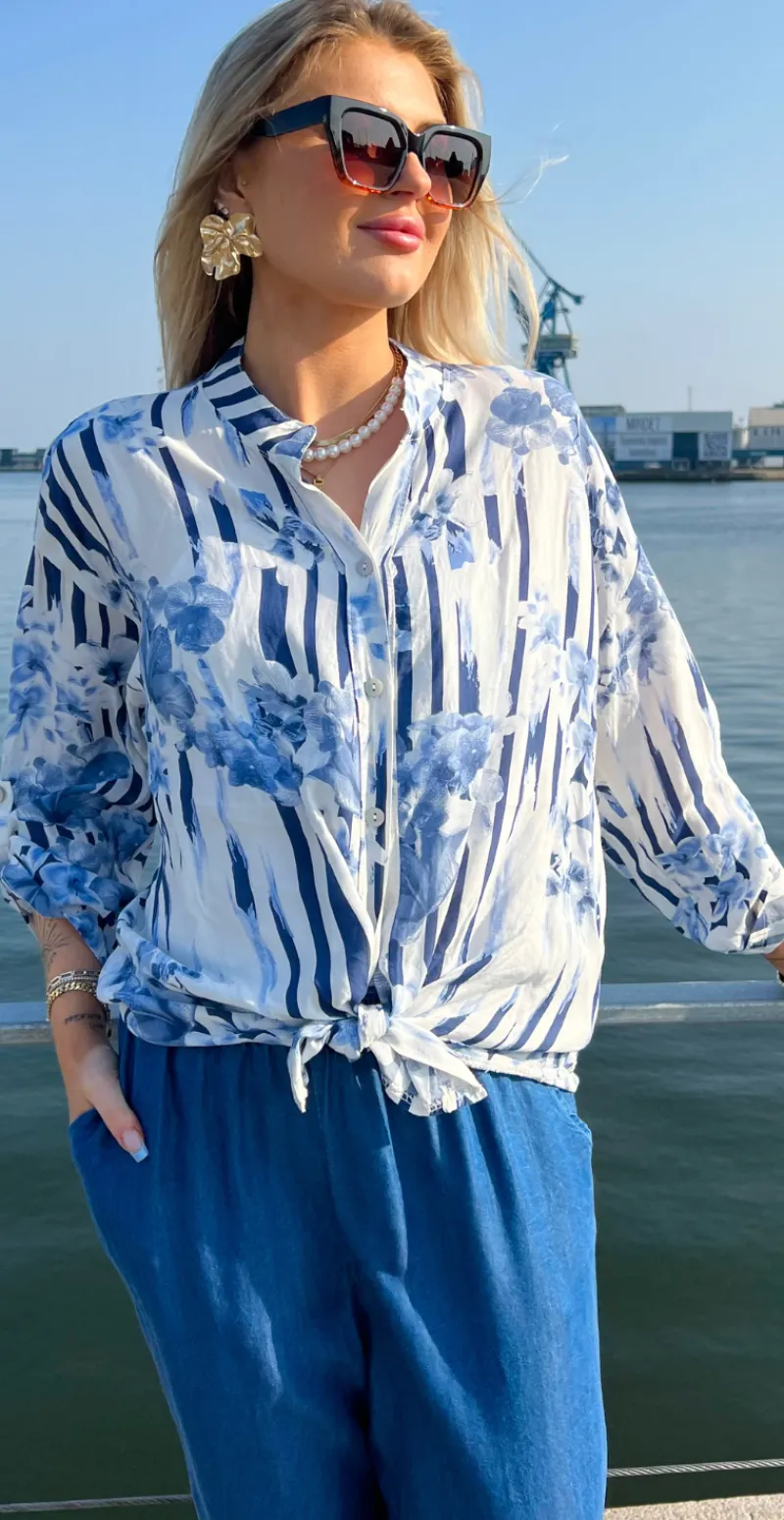 Magda skjortebluse med striber og blomstermønster hvid/blå LikeLondon