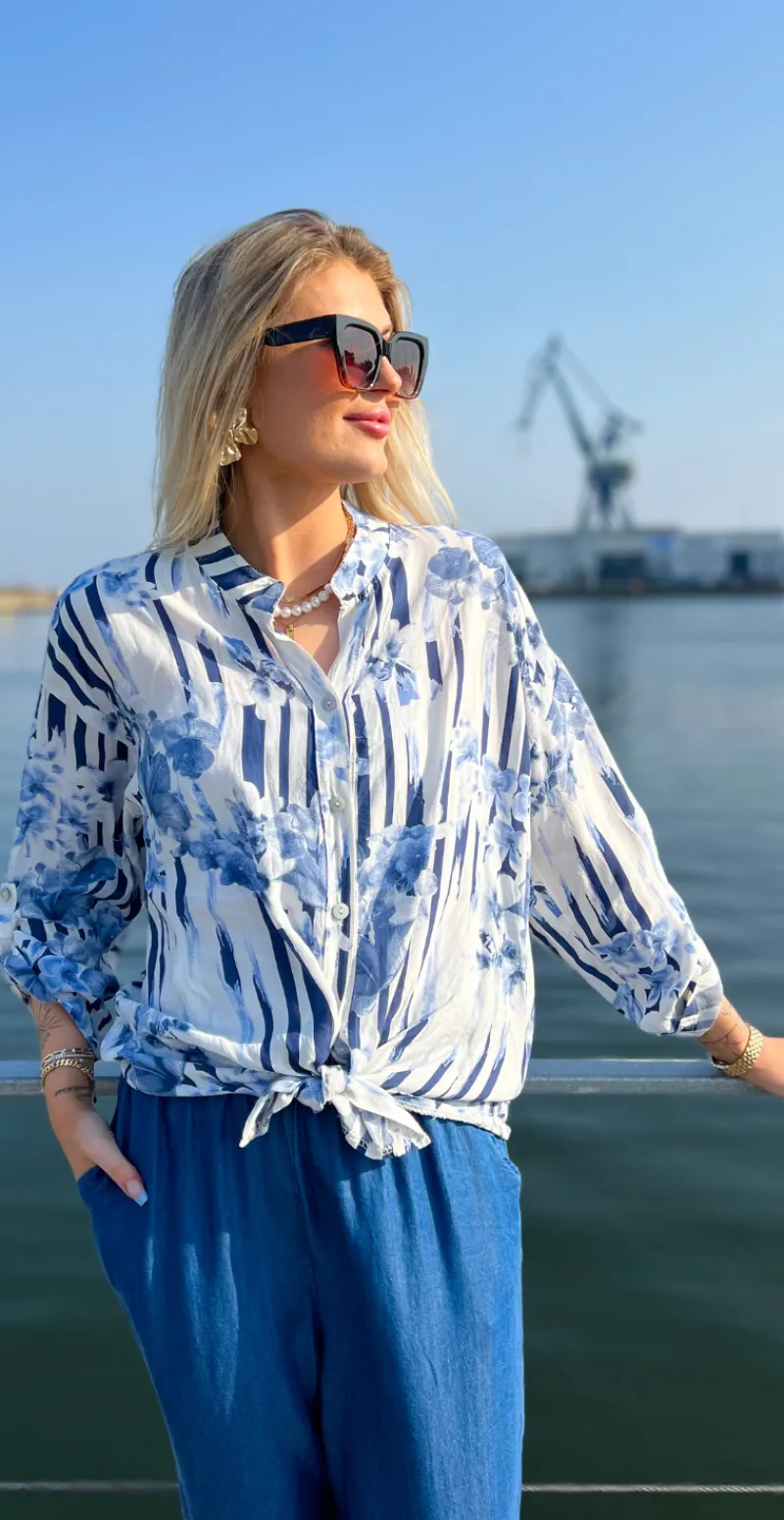 Magda skjortebluse med striber og blomstermønster hvid/blå LikeLondon