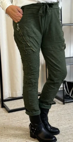 Maisie bukser med lynlåsdetaljer army LikeLondon