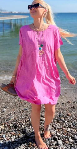 Majse kjole med lodret og vandret strib pink LikeLondon