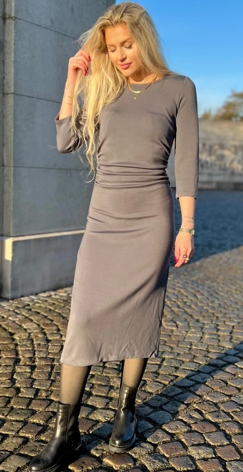Malina klassisk kjole grå