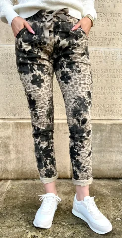 Mara bukser med blomster og leopard print taupe LikeLondon
