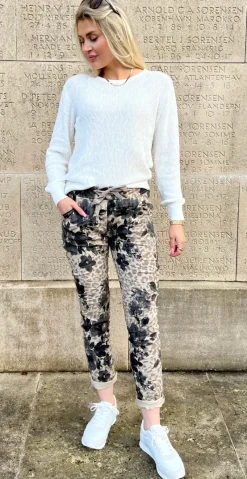 Mara bukser med blomster og leopard print taupe LikeLondon